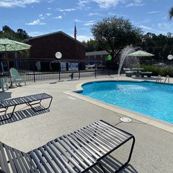pool at Retreat at Palm Pointe located in North Charleston, SC